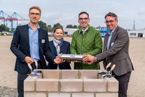 BLG LOGISTICS, BLG invests around 25 million euros in sustainable site development in the Port of Hamburg, Mark Gieseke, Managing Director, Gieseke GmbH, Dr. Melanie Leonhard, Senator for Economics and Innovation of the Free and Hanseatic City of Hamburg, Matthias Magnor, CEO of the BLG Group, and Sven Bröker, Hamburg Branch Manager at BLG LOGISTICS.