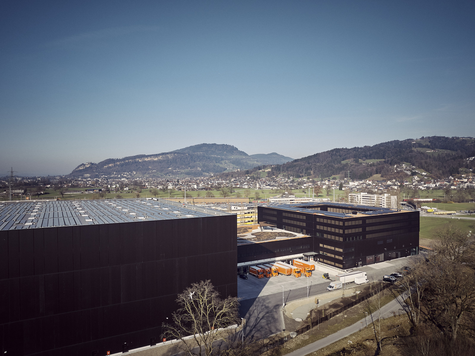 With its own photovoltaic systems, Gebrüder Weiss generated 15,000 megawatt hours of electricity in 2025. Here: the new system at the logistics and IT center in Wolfurt, Austria.