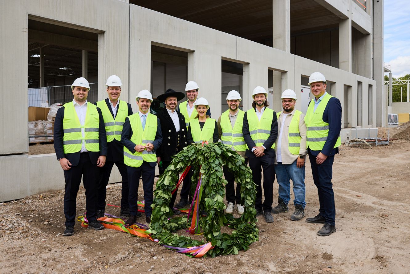 Topping-out ceremony for the Prologis business park in Berlin-Weißensee: (from left) Hannes Möller (Prologis), Björn Thiemann (Prologis), Dr. Severin Fischer (State Secretary), Peter Daxenberger (Carpenter), Philipp Feige (Prologis), Kathrin Grunert (Prologis), August Ullrich (O'Donnell), David Gutmann (Prologis), Juan Brunke (Goldbeck) and Maik Köpke (Goldbeck) ©