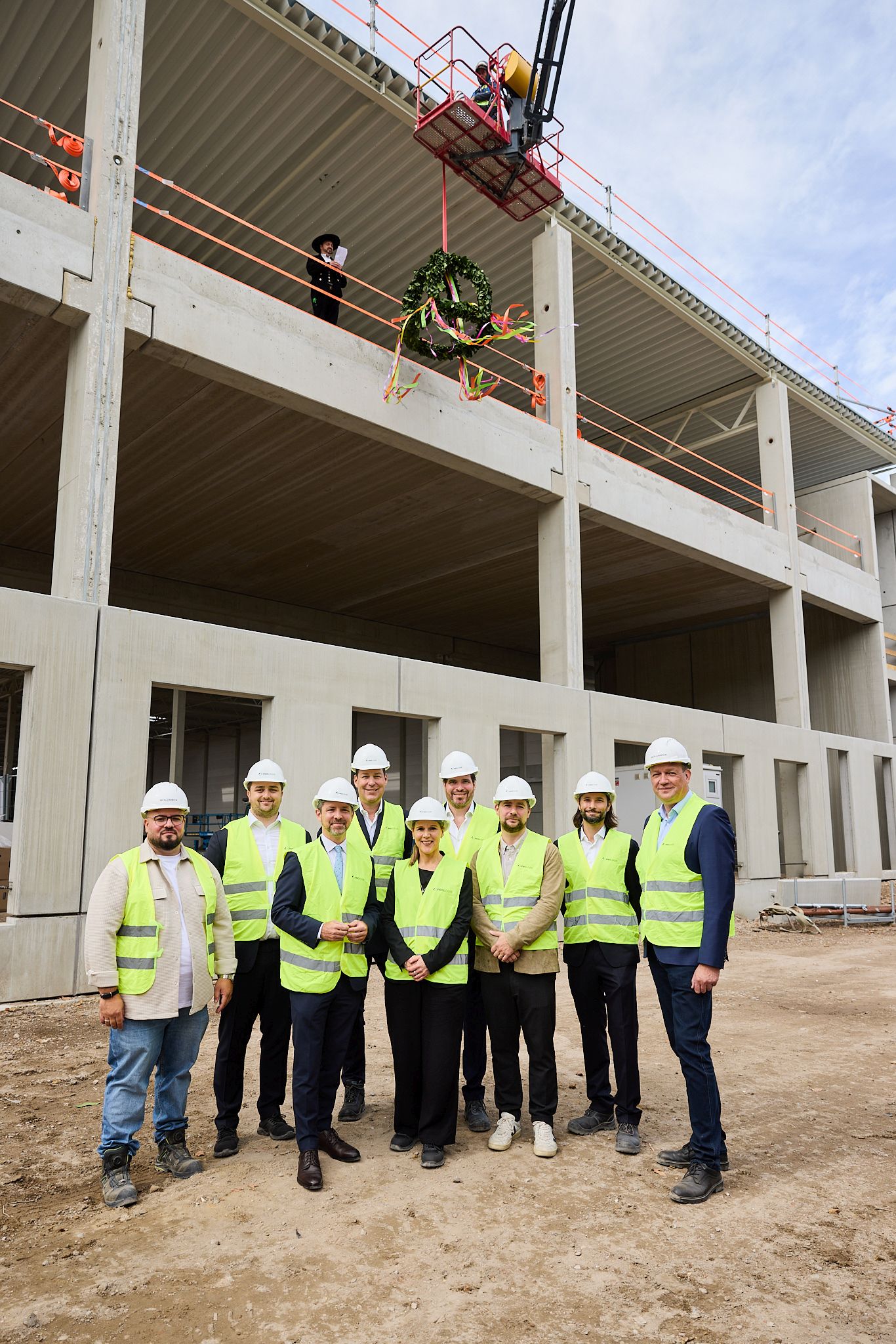 Topping-out ceremony for the Prologis business park in Berlin-Weißensee: (from left) Juan Brunke (Goldbeck), Hannes Möller (Prologis), Dr. Severin Fischer (State Secretary), Björn Thiemann (Prologis), Kathrin Grunert (Prologis), Philipp Feige (Prologis), August Ullrich (O'Donnell), David Gutmann (Prologis) and Maik Köpke (Goldbeck) ©