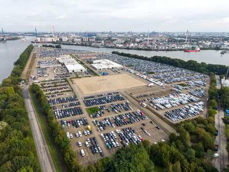 BLG LOGISTICS, The BLG AutoTerminal Hamburg on the Kattwyk Peninsula with the centrally located construction site for the new multifunctional hall.