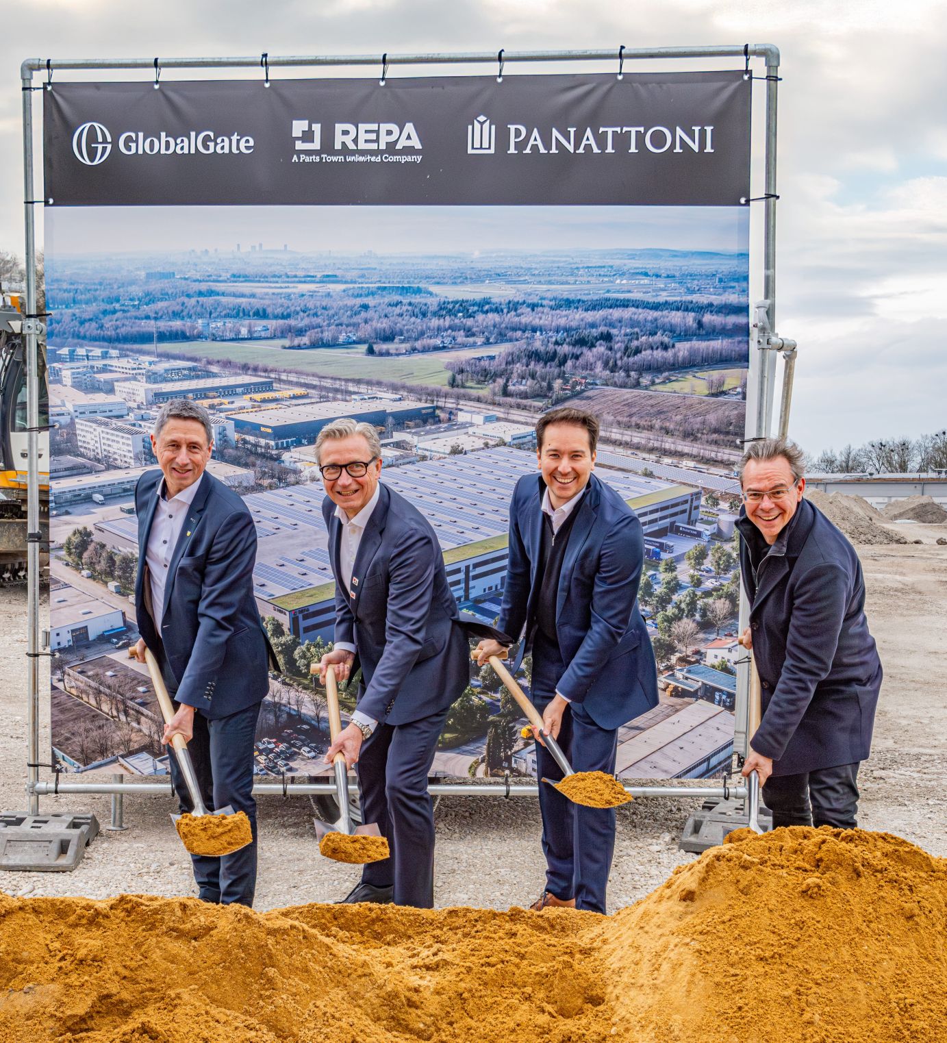 Panattoni, from left to right: Christoph Böck, First Mayor of the City of Unterschleissheim, Alexander Wiegand, CEO of REPA, Fabio Kirchgeßner, Managing Director Panattoni Germany, Michal Schmitt, Head of Economic Development of the City of Unterschleissheim; Photo: Panattoni